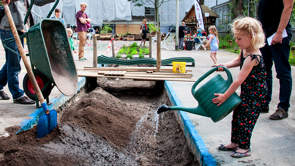 klimaatmaaregelen-schoolplein-meisje-met-gieter-1200.png