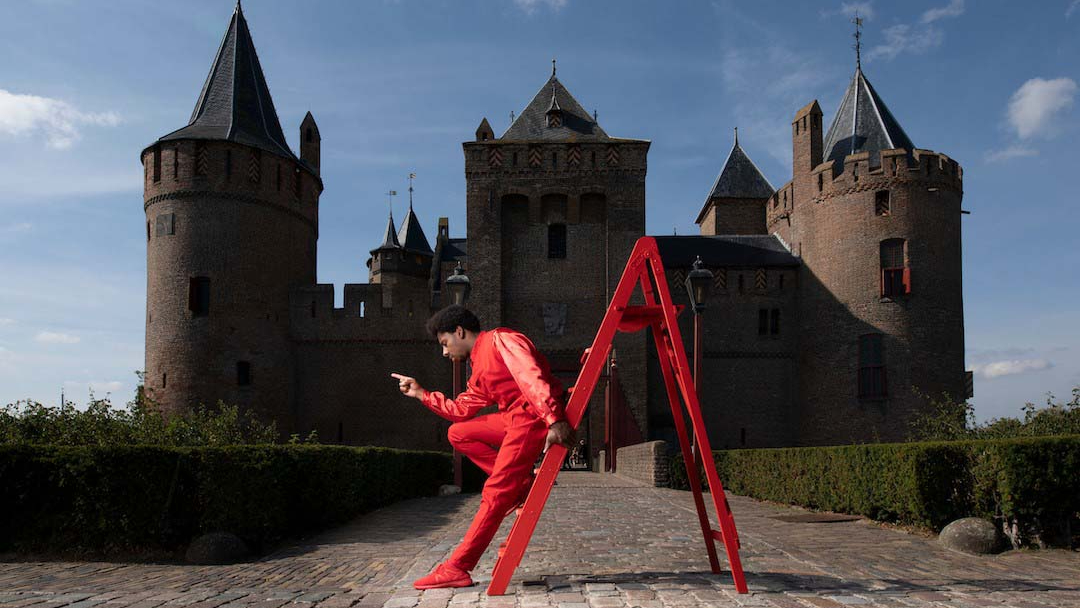 here-comes-the-flood-muiderslot-jongen-in-rood-pak.jpg