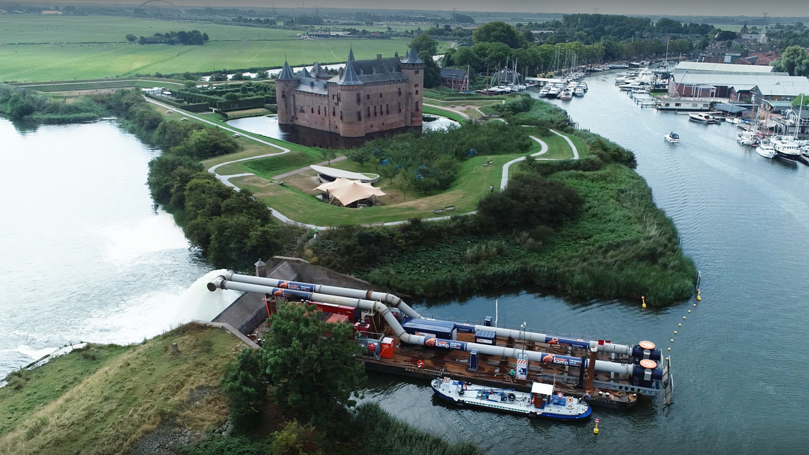 Noodpompen Muiderslot (drone).jpg