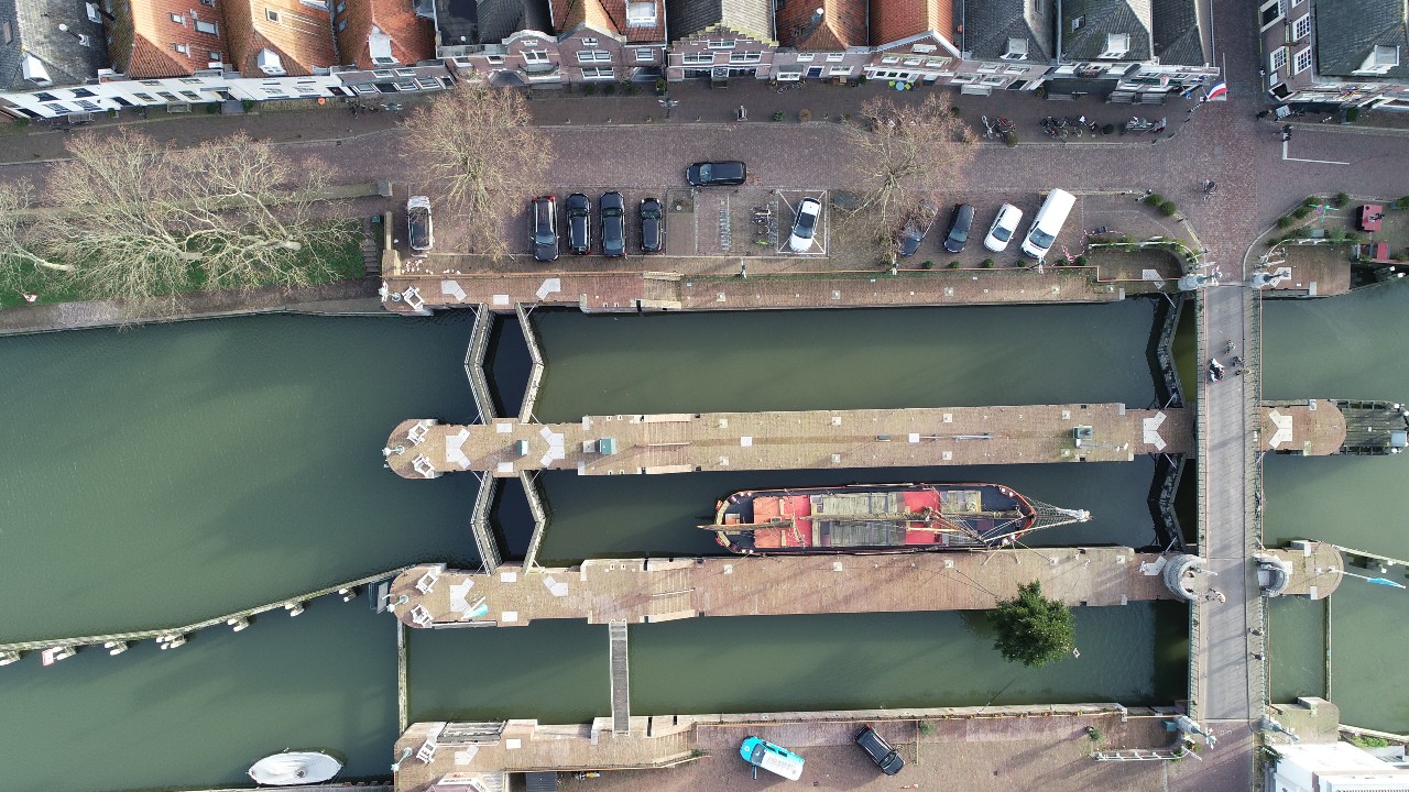 Een boot vaart door de Groote Zeesluis in Muiden