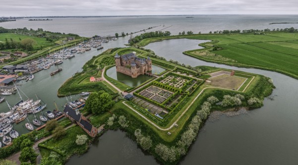 Muiderslot luchtfoto.jpg