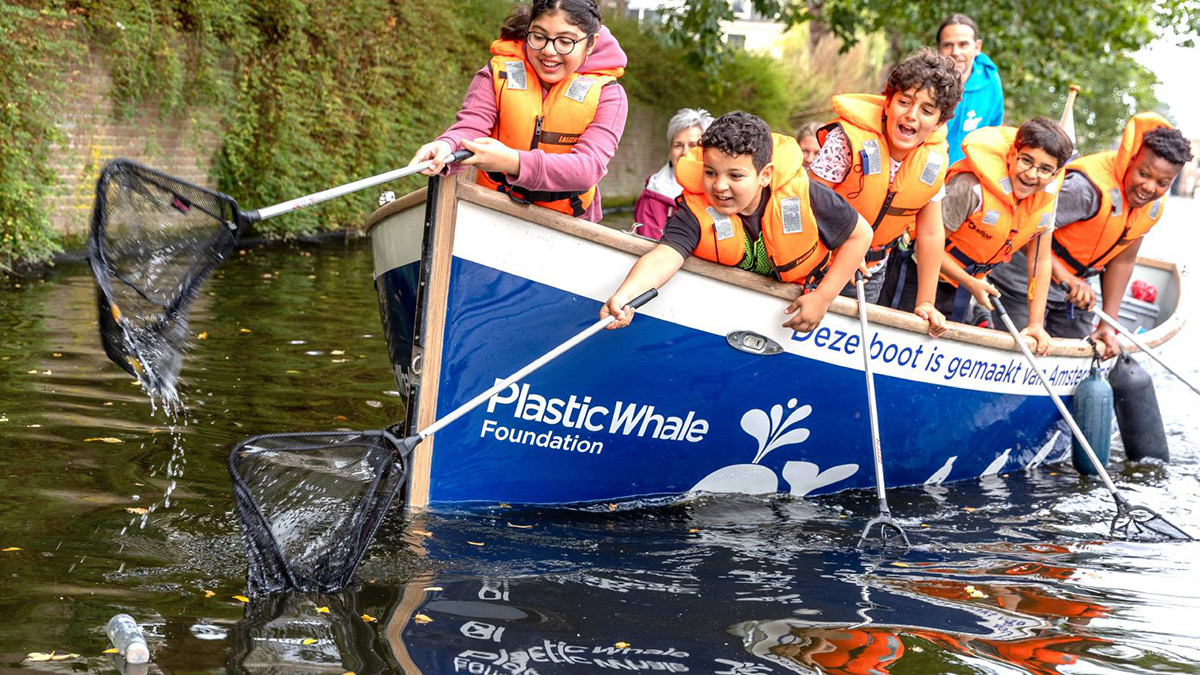 kinderen in een boot vangen plastic.jpg