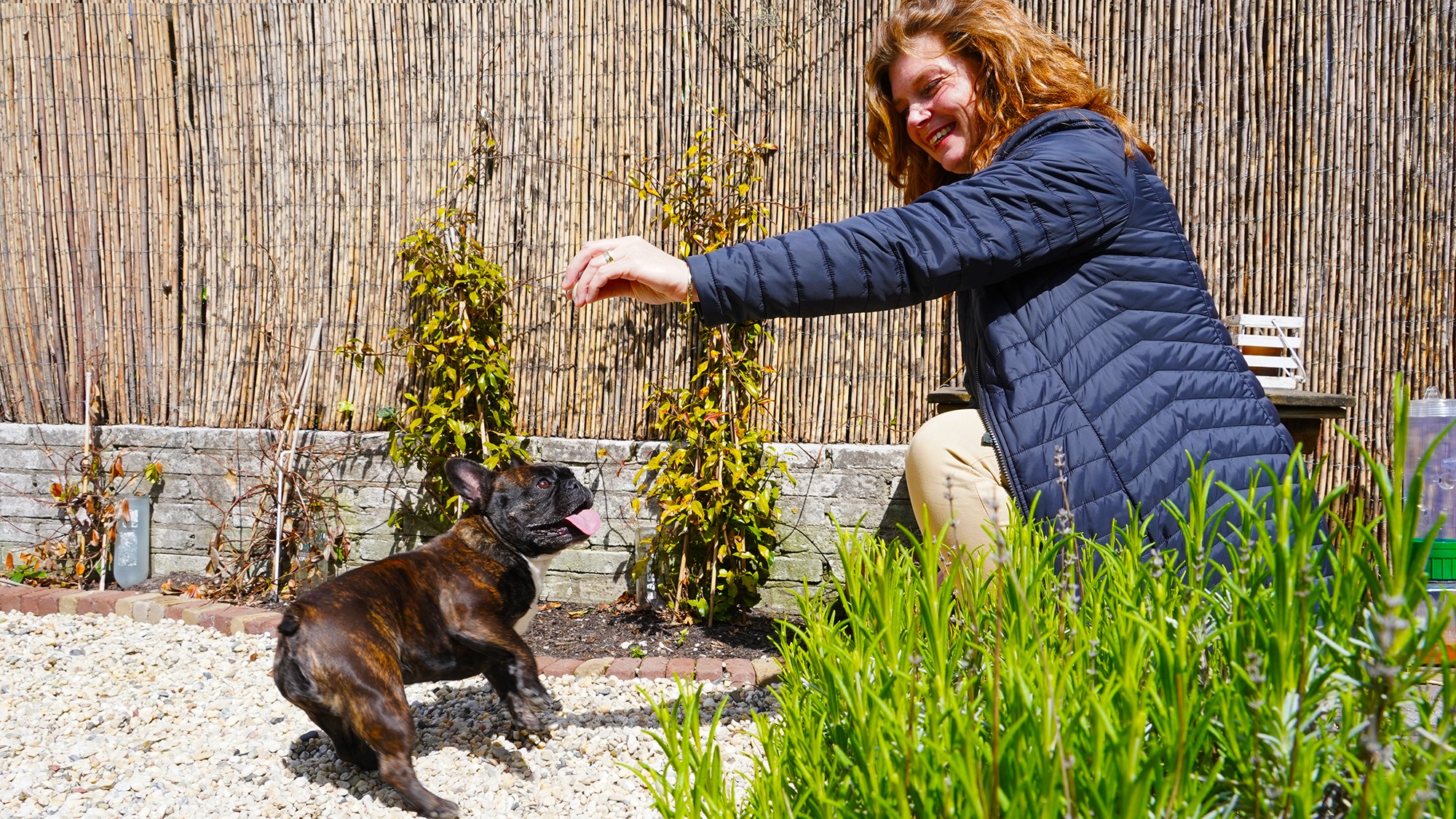 Mascha met haar hond in de tuin