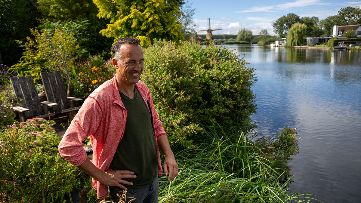 Onno bij de natuurvriendelijke oever.jpg