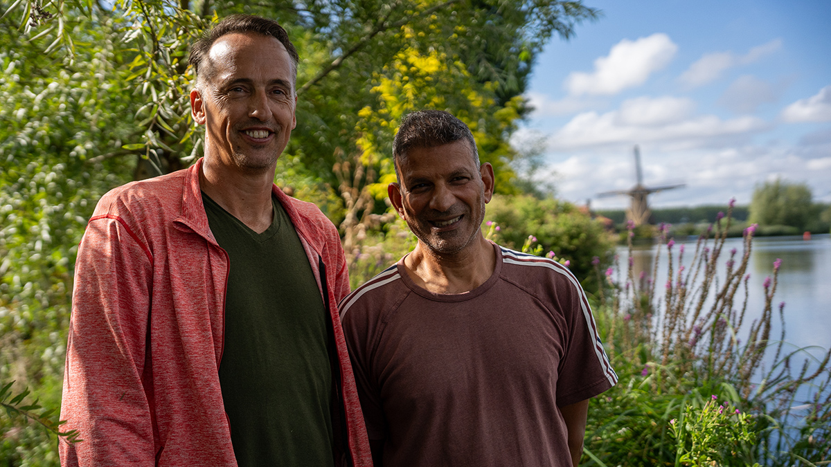 Onno en Yigal bij hun natuurvriendelijke oever.jpg
