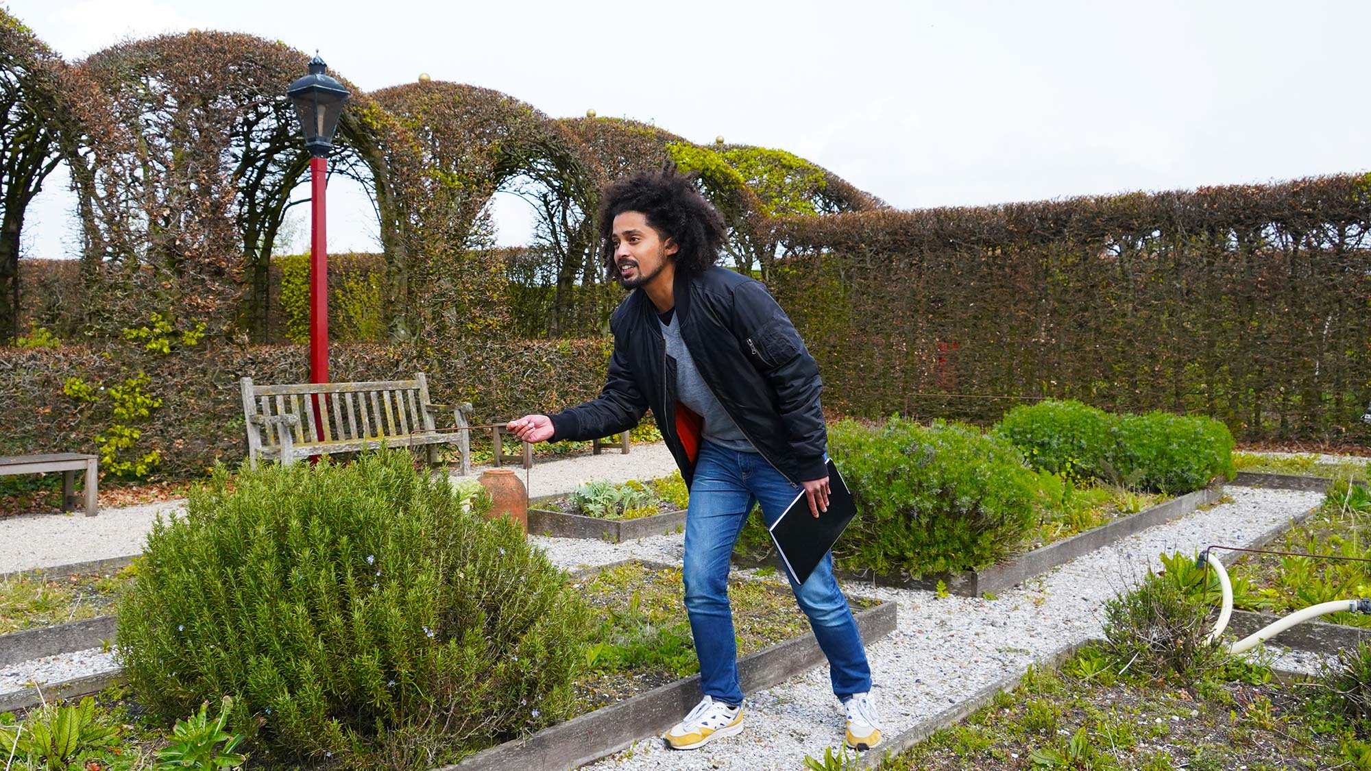 Thiëmo staat in de kasteeltuin