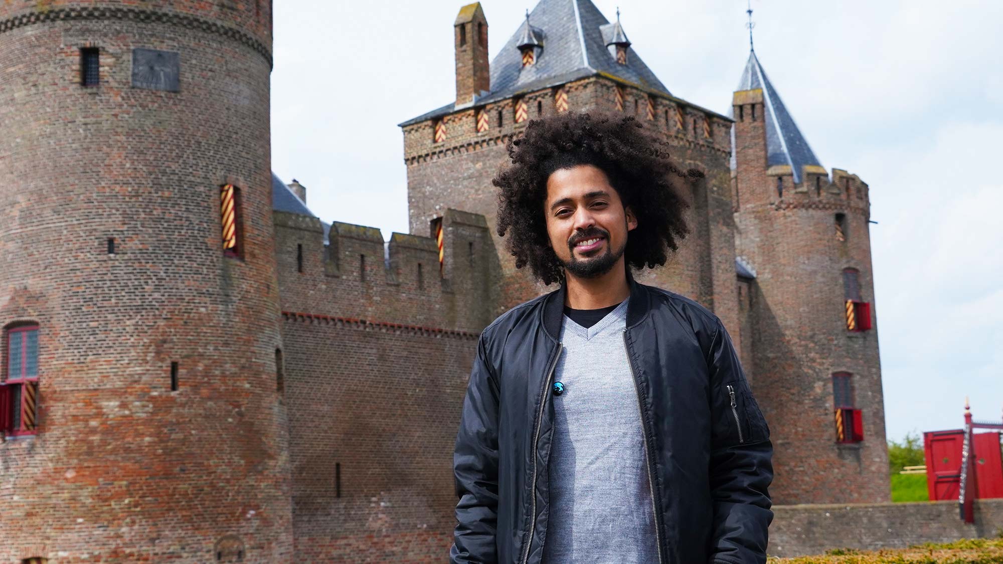 Thiëmo staat voor het Muiderslot