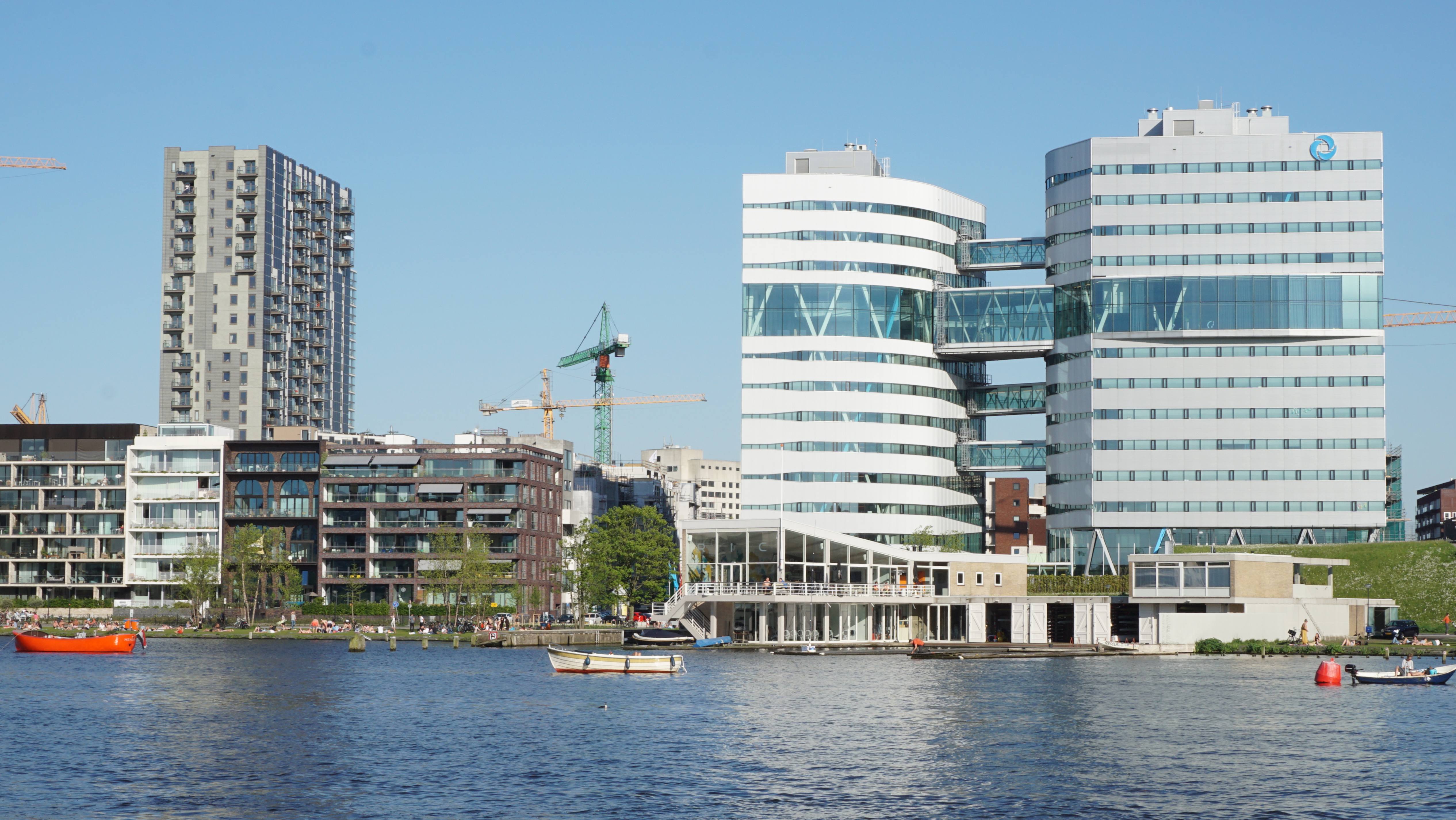 Zicht vanaf het water op het Amstelkwartier
