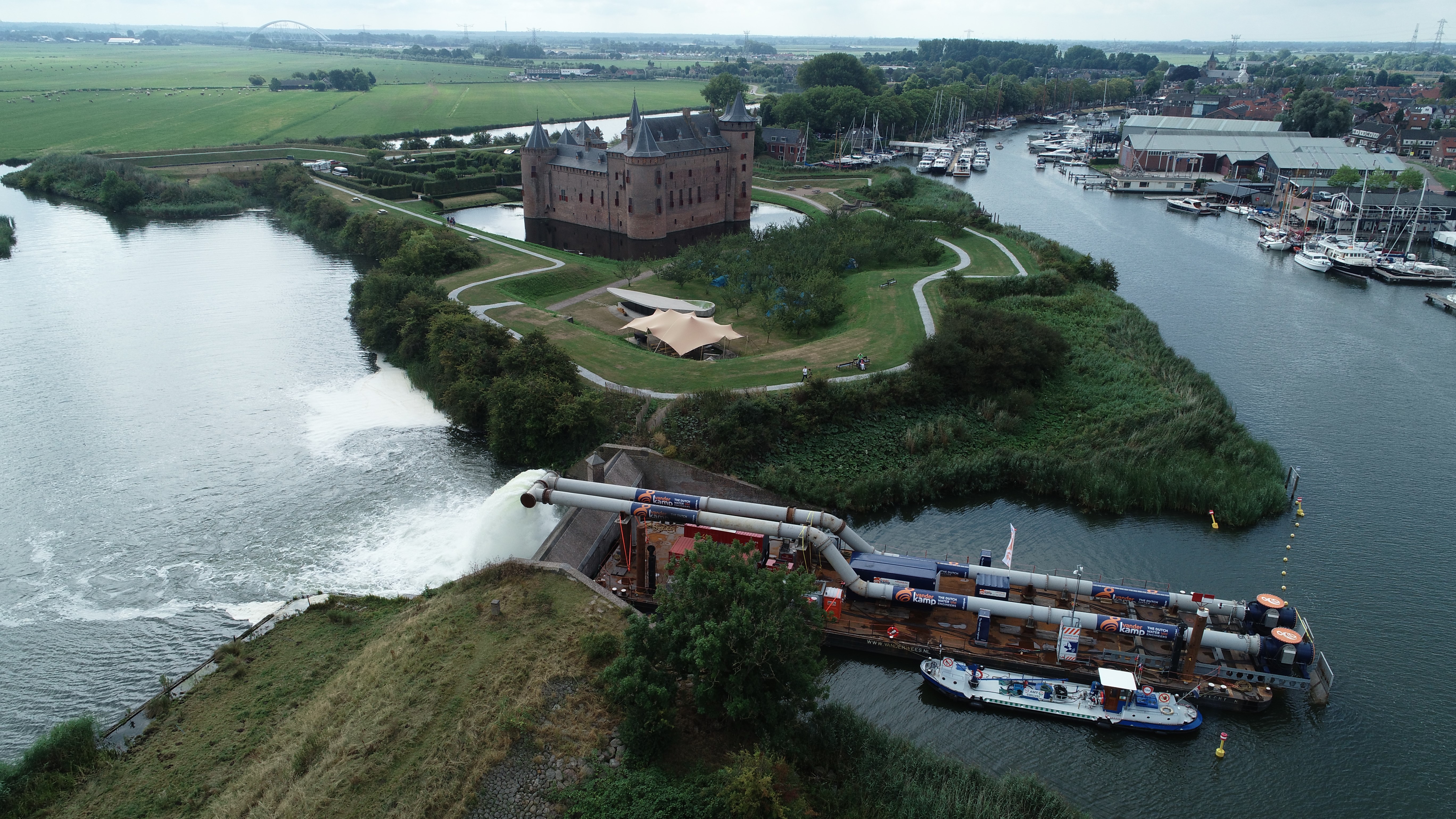 Noodpompen bij Muiden met op de achtergrond het Muiderslot