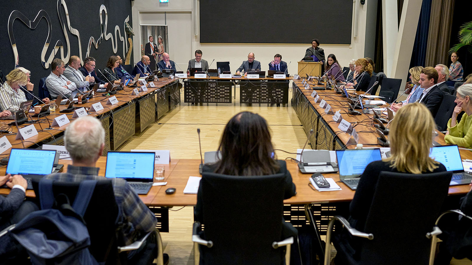Het bestuur van het waterschap tijdens een vergadering