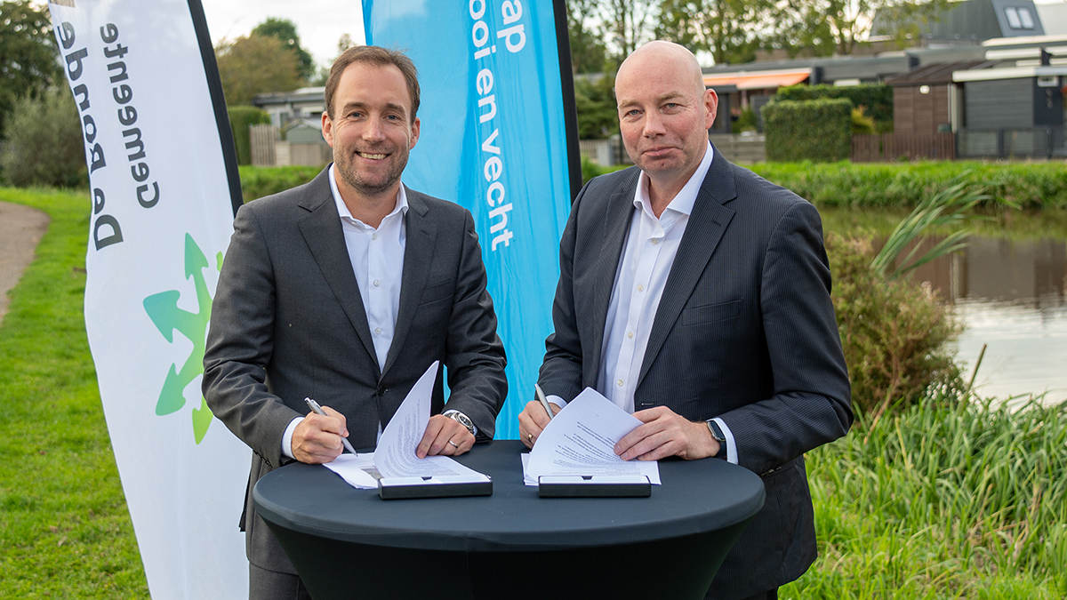 Bestuurder waterschap en wethouder De Ronde Venen tekenen de samenwerkingsovereenkomst.jpg