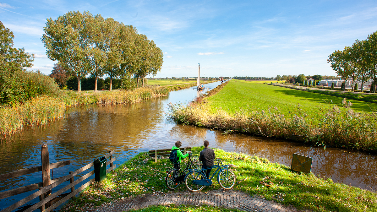 Fietsers staan naar het water te kijken.jpg