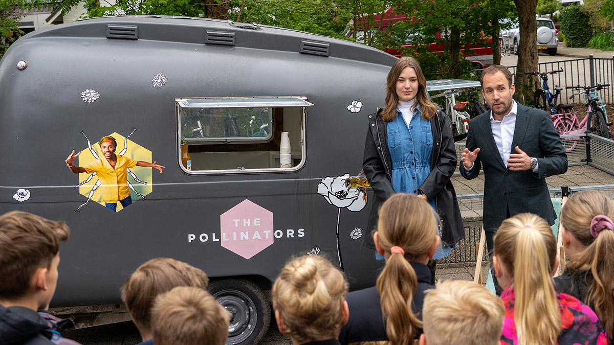 Jeugdbestuurder en wethouder met basisschoolkinderen.jpg