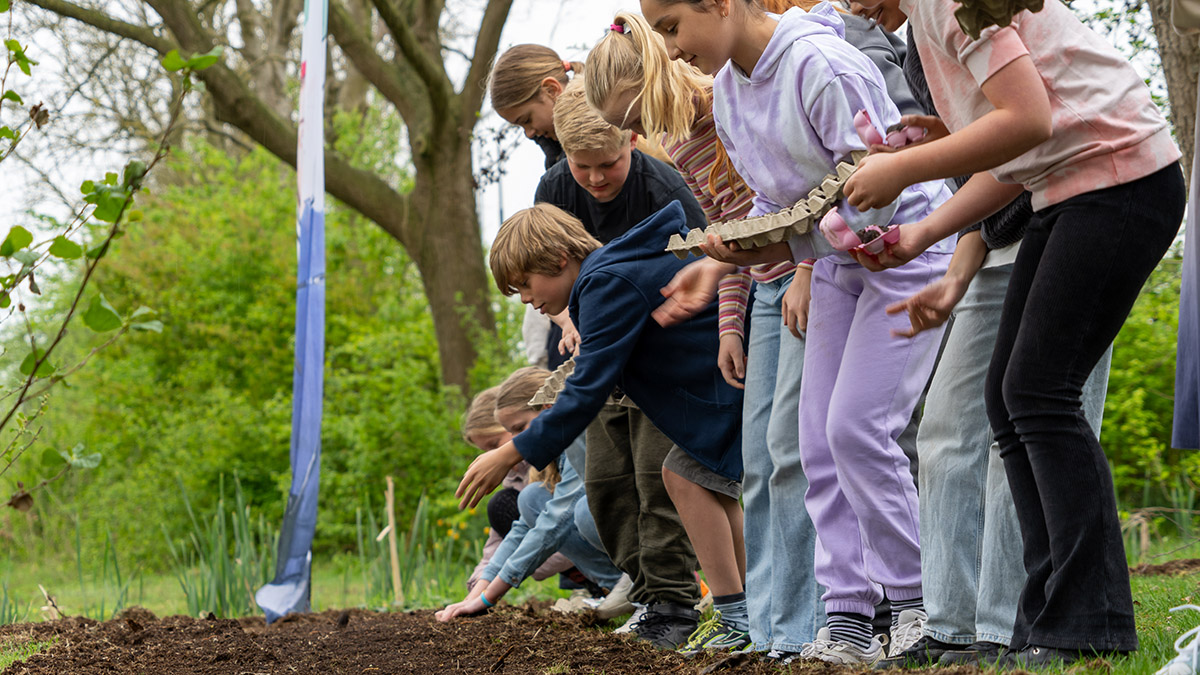 kinderen zaaien zaadbommetjes.jpg
