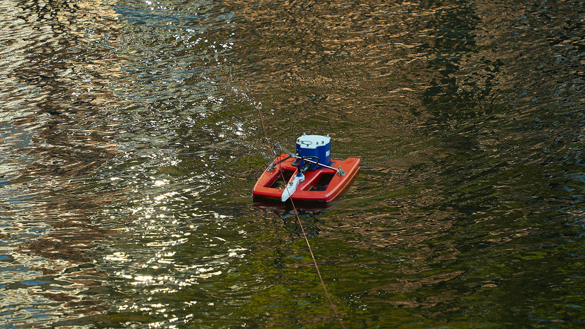 Meetapparatuur in het water voor de pompproef.jpg