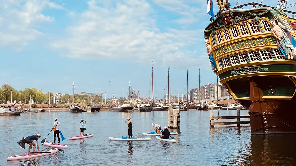 Mensen op een sup bij het scheepvaartmuseum.jpg
