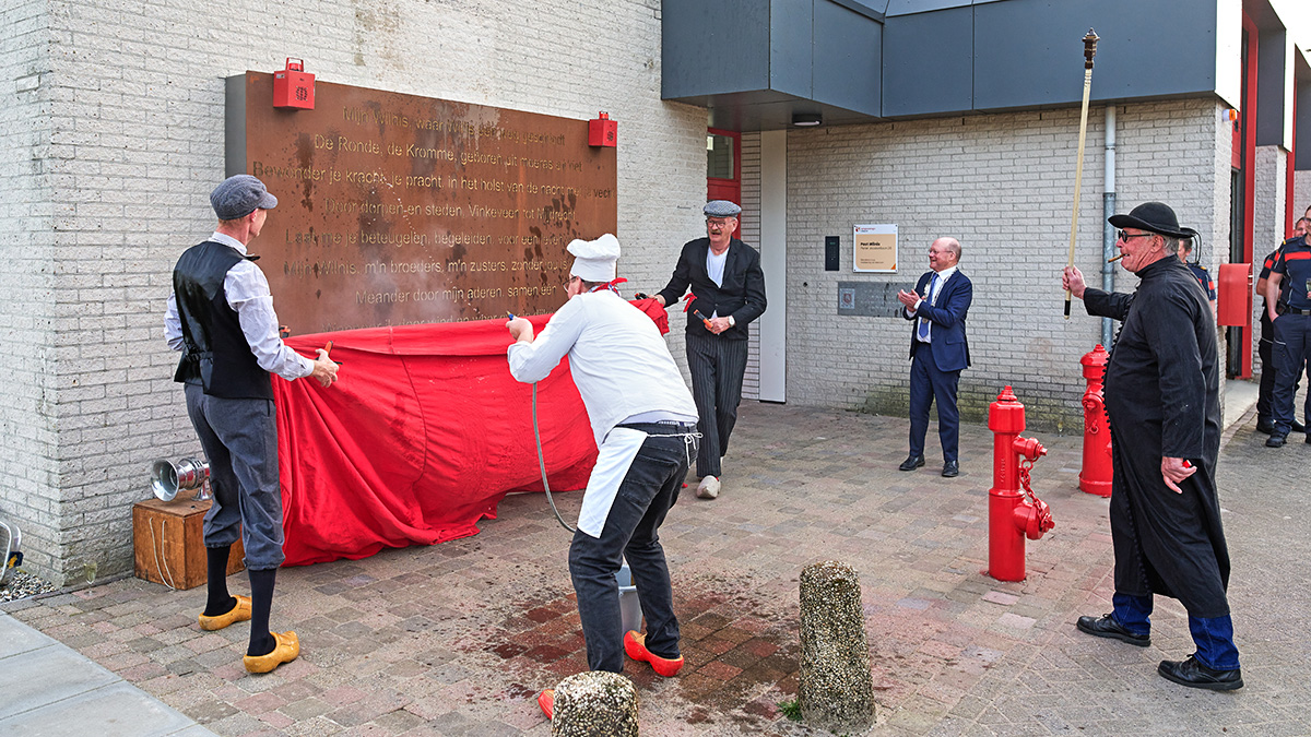 Onthulling dijkgedicht DO op de wand van de brandweerkazerne in Wilnis.jpg