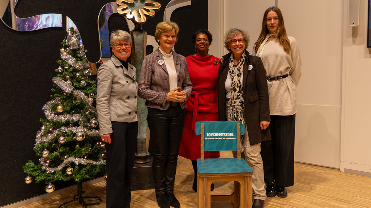 Uitreiking toekomststoel waterschap.jpg