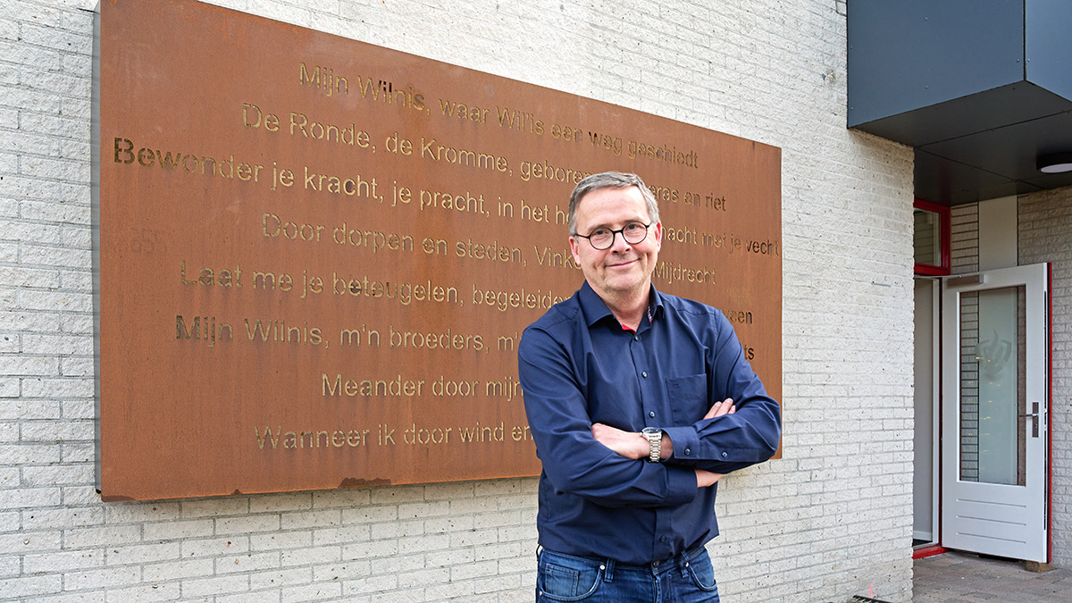 Voormalig postcommandant Marcel Dokter voor het dijkgedicht in Wilnis.jpg