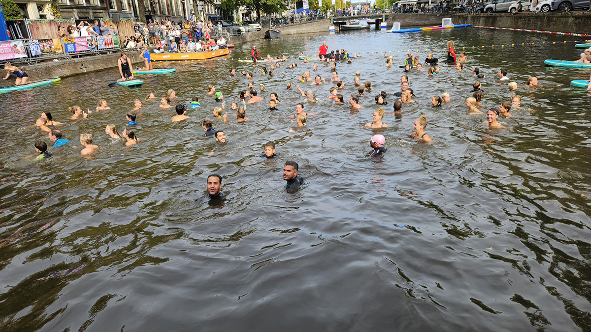 Watertrappelen tijdens de Amsterdam City Swim.jpg