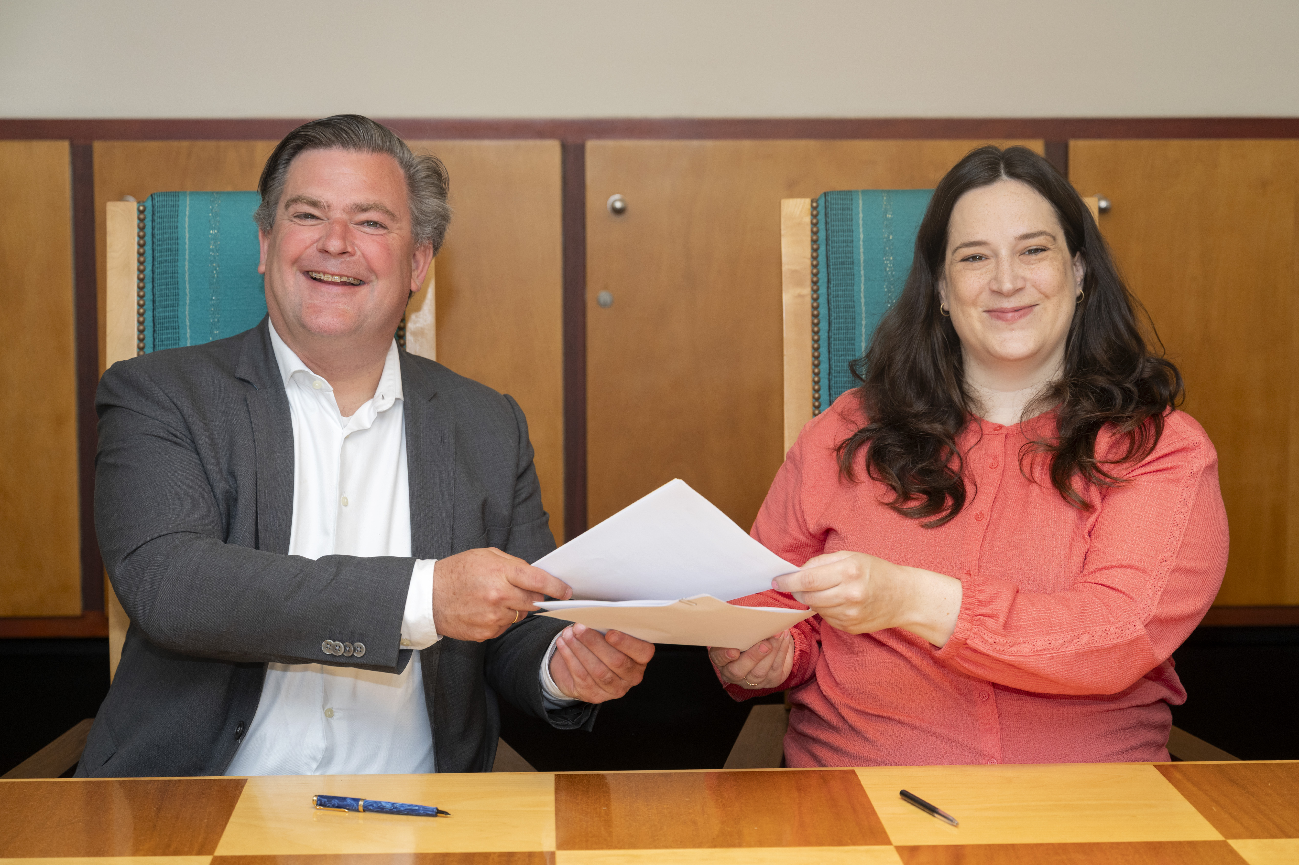 Wethouder gemeente Hilversum en bestuurder van het Waterschap met het ondertekende document.jpg