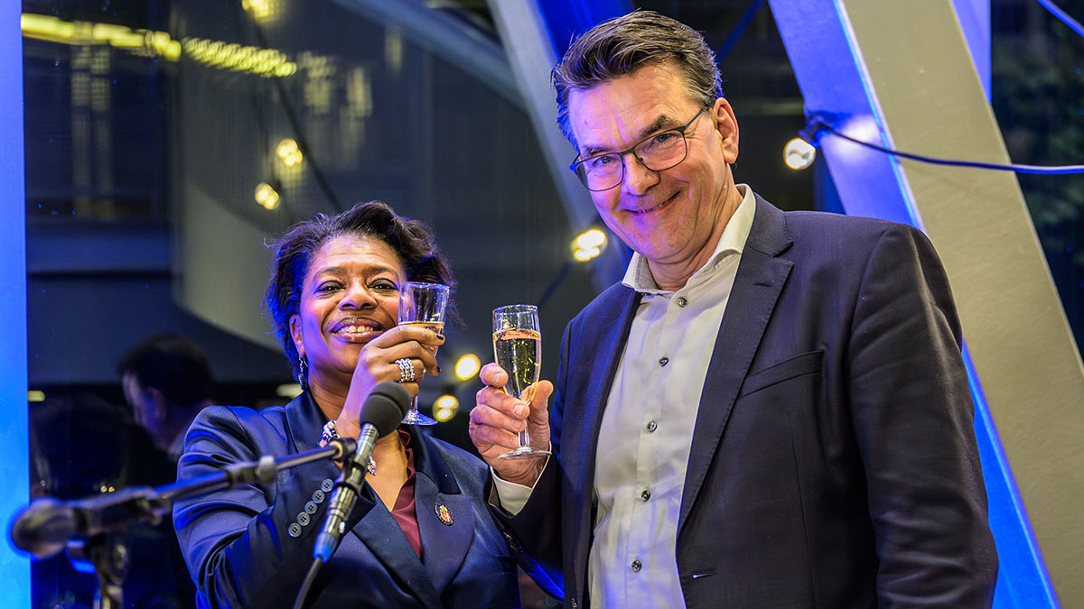 dijkgraaf-joyce-sylvester-en-secretaris-directeur-erik-wagener-toosten-op-het-nieuwe-jaar.jpg