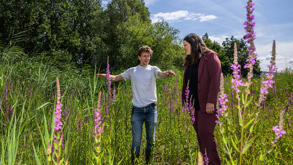 Jennifer en Ivan bij de waterpoel.jpg
