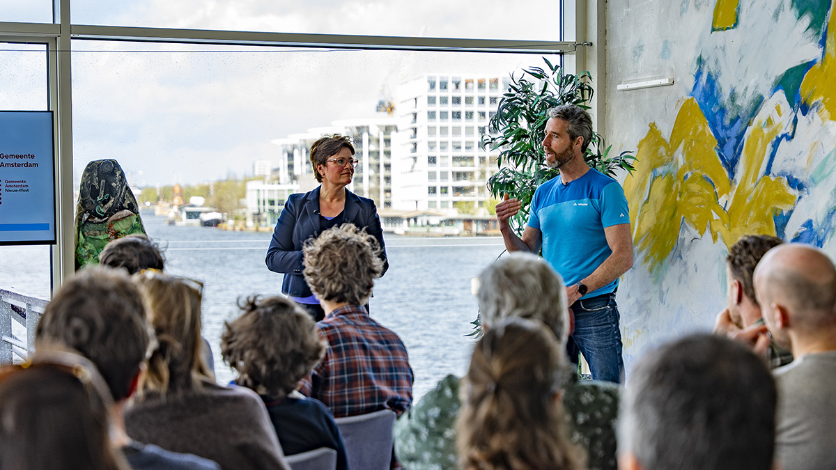 Olivia Traast en de plastic surfer.jpg