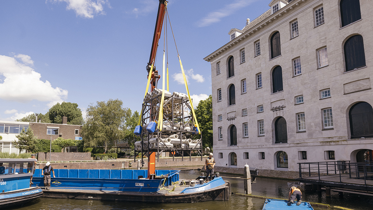 Vishotel wordt in het water gelegd.jpg