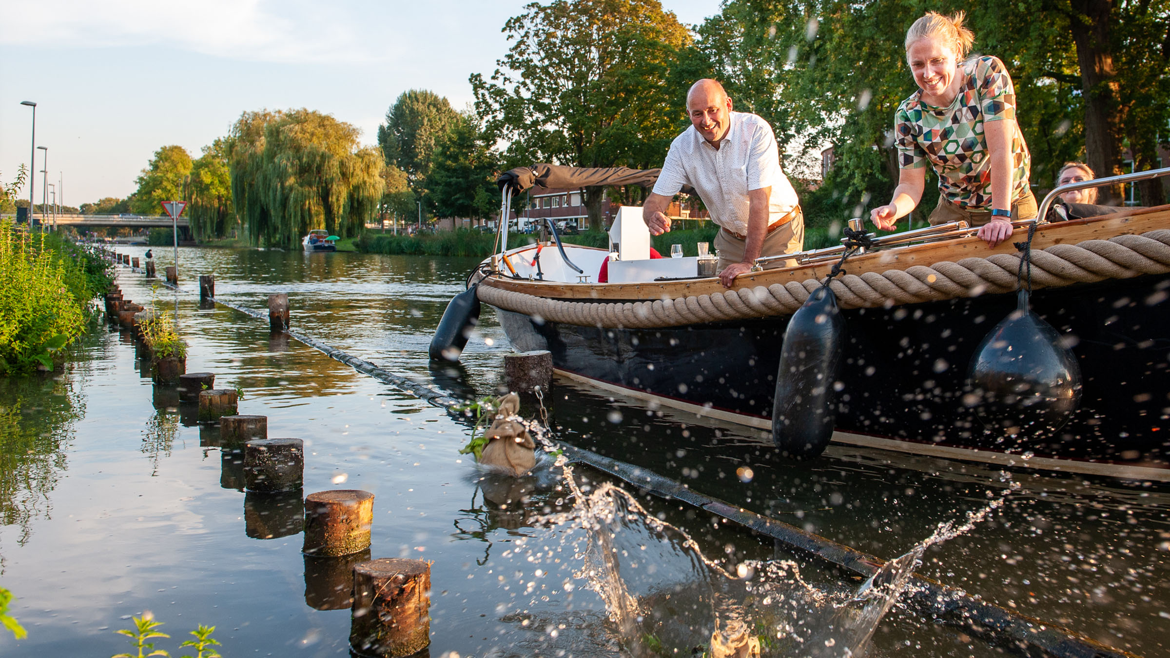 2 mensen op een boot