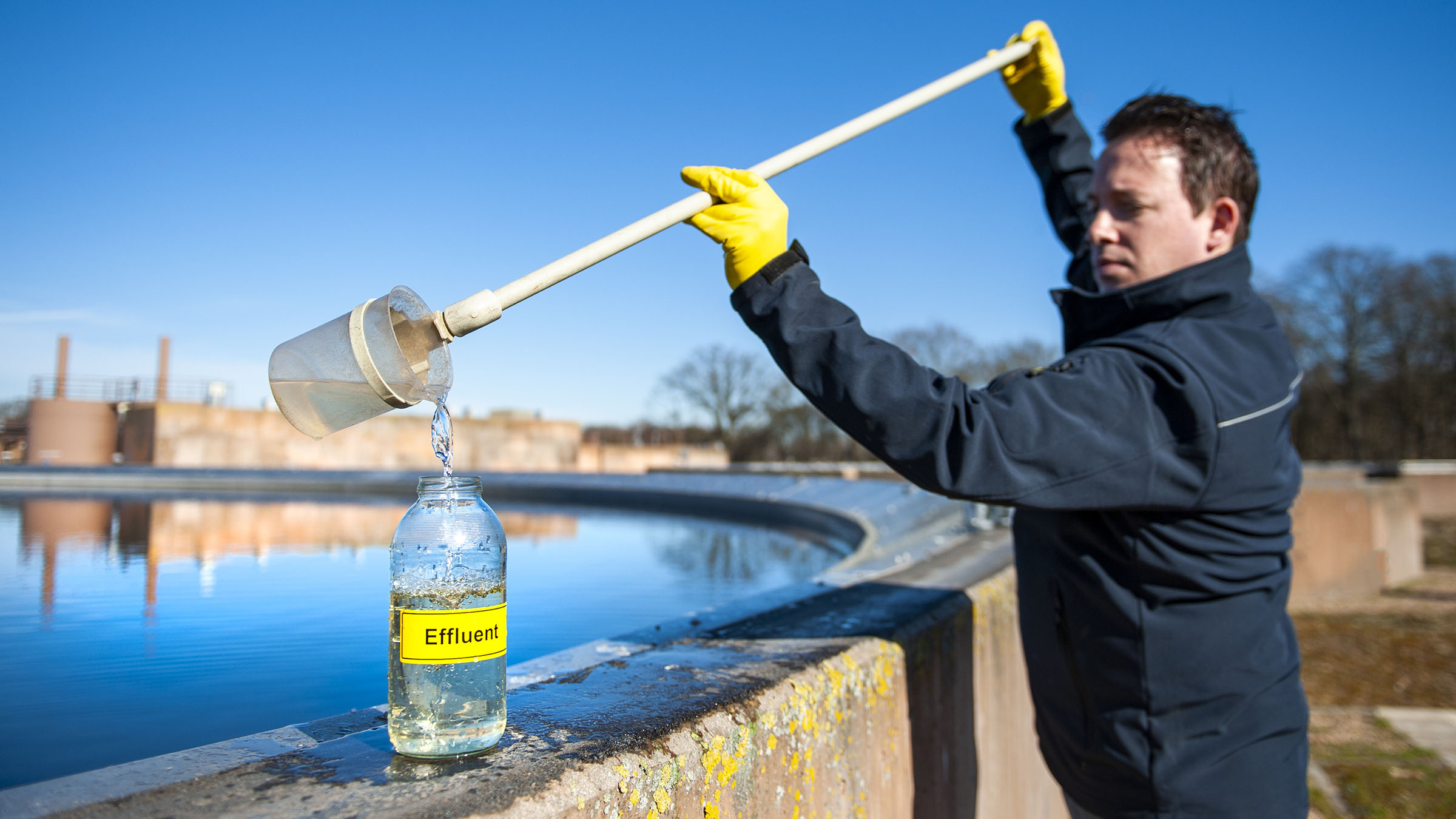 Man laat gezuiverd water zien