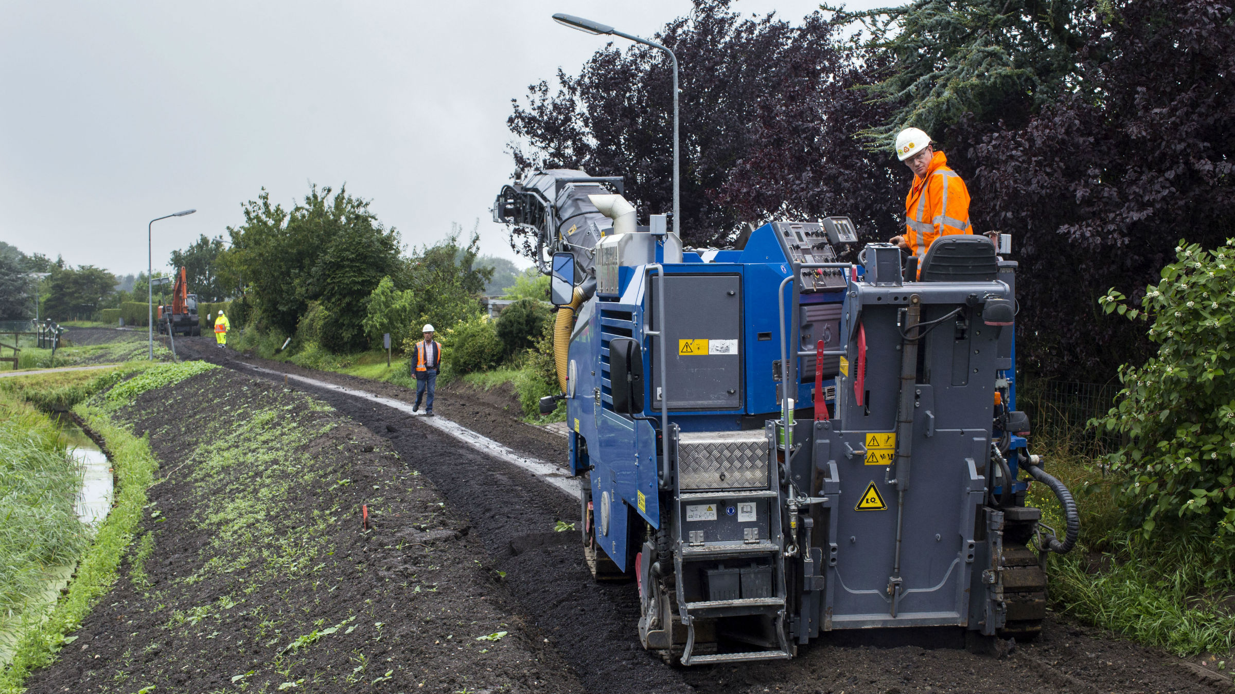 Waternet aan het werk op een dijk bij Weesp