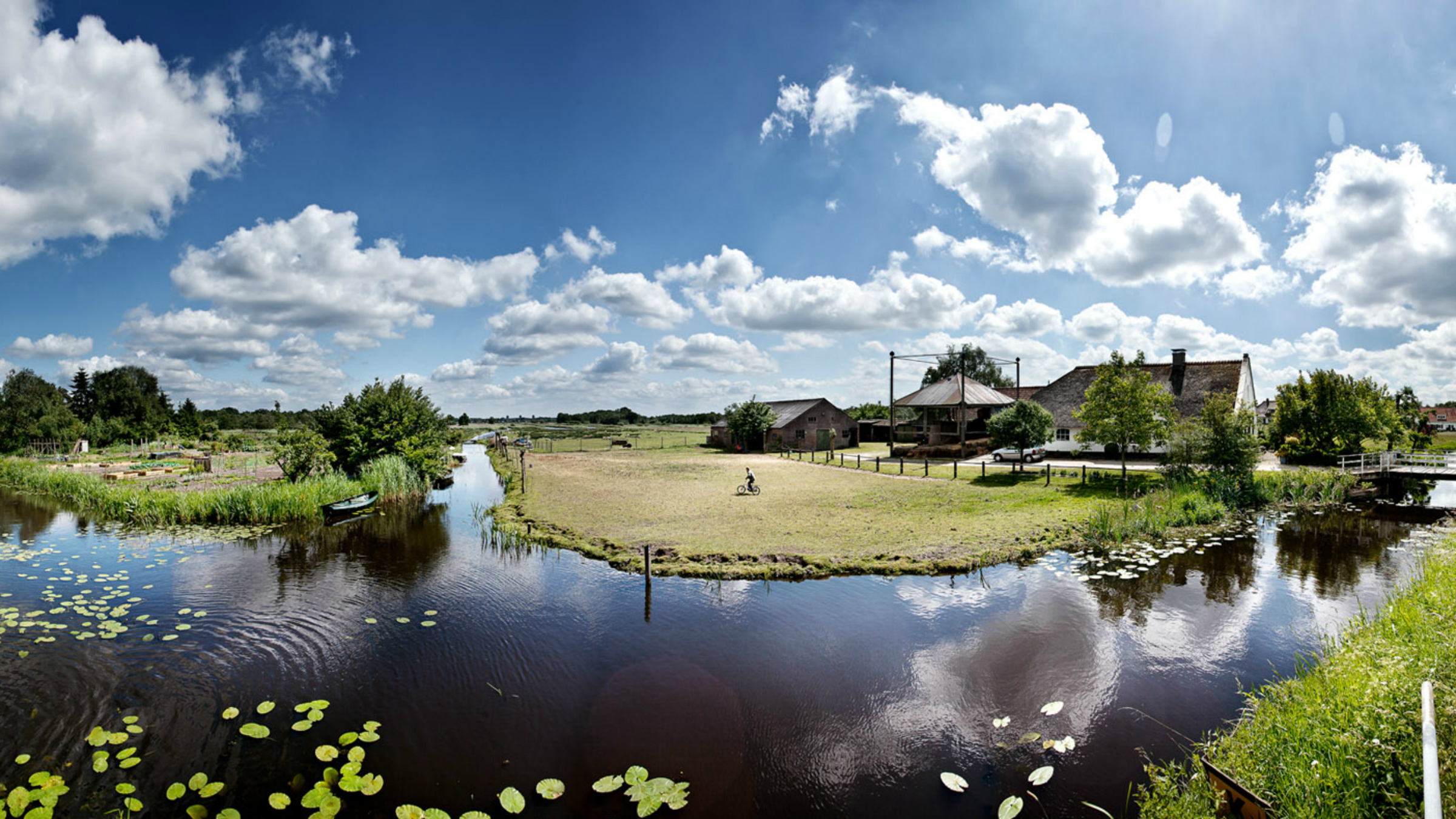 Een sloot en huis in de Horstermeerpolder