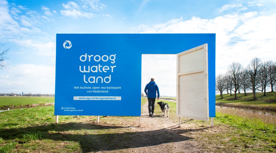 Man loopt door open entreepoort van Droogwaterland.
