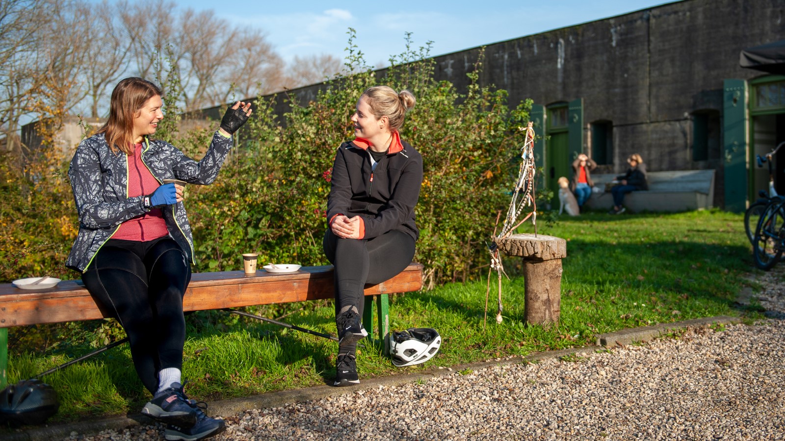 Twee vrouwen rusten uit bij fort