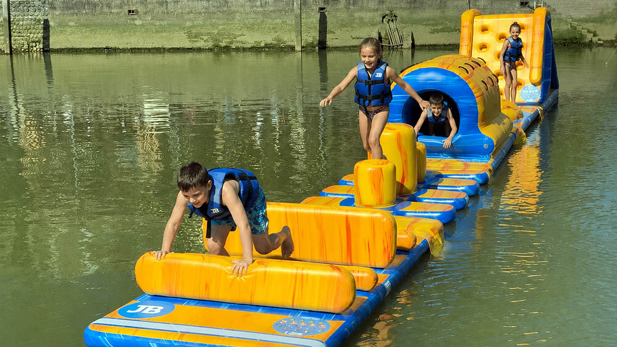 Spelende kinderen op het water.jpg