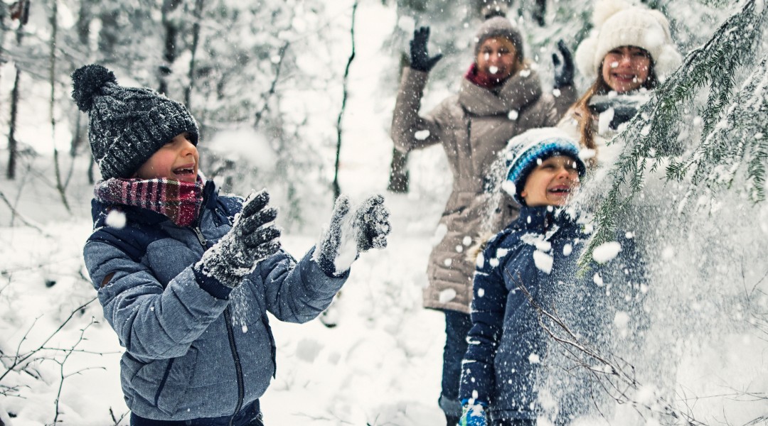 Kinderen in besneeuwd bos.