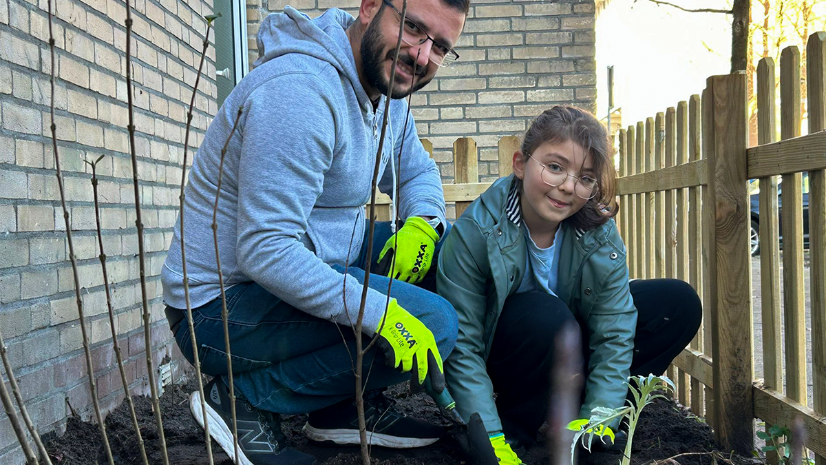 Man en kind werken in de tuin.png