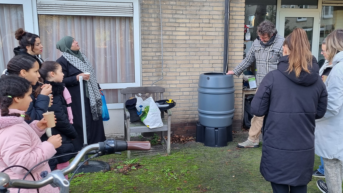 Regenton in de straat Opmerkzaam in Amsterdam.jpg