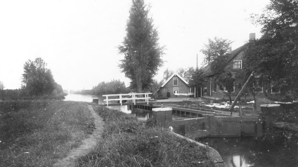 Foto uit 1903 van de schutsluis van de Joostendam