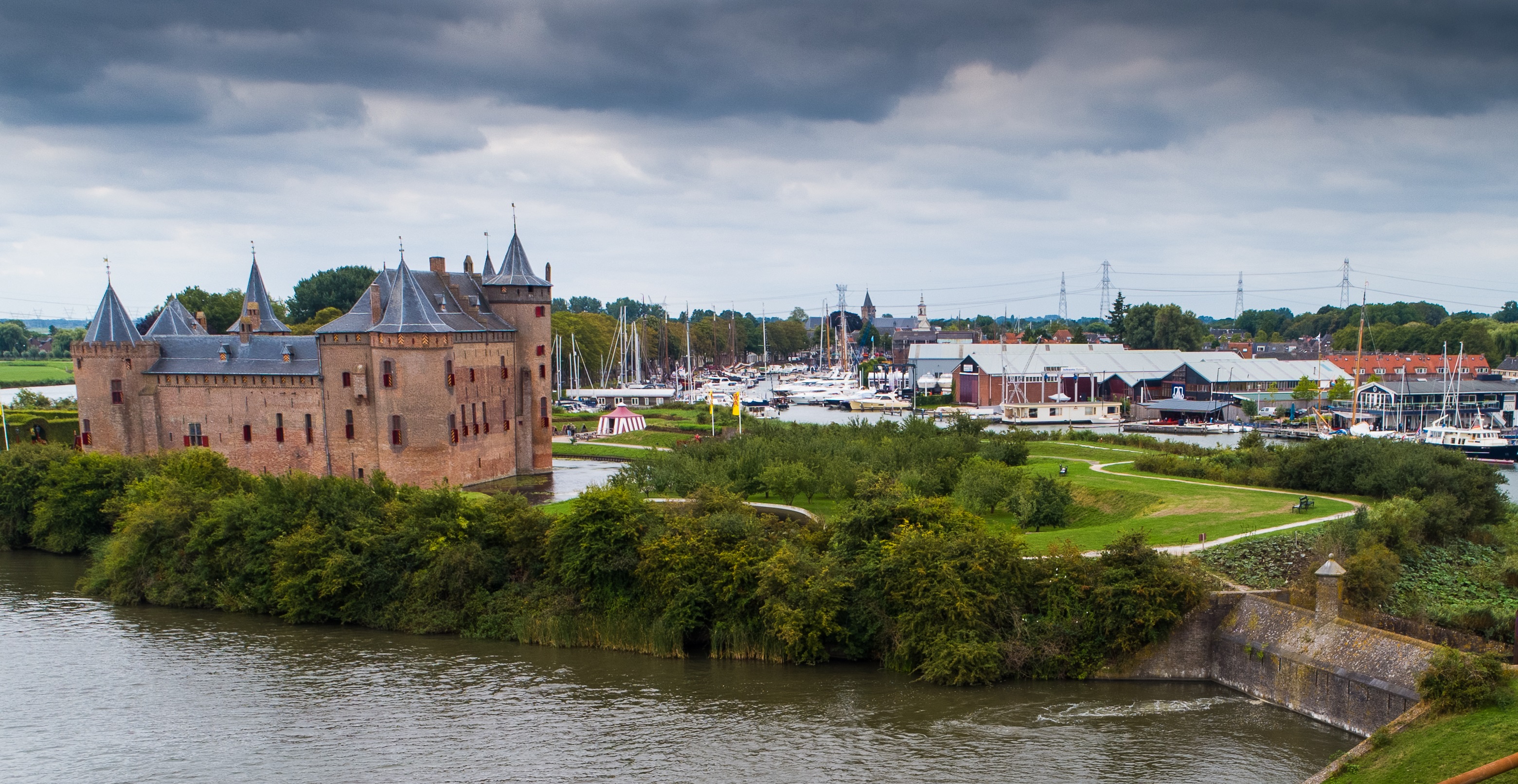 Drone Steenen Beer en pompen Muiden uitgesneden.jpg