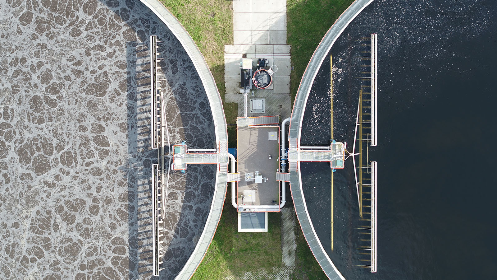 Een beeld van boven van een rond bassin op een rioolwaterzuivering 