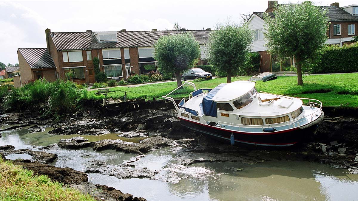 Droge sloot en boot op het droge in de zomer crisis.jpg